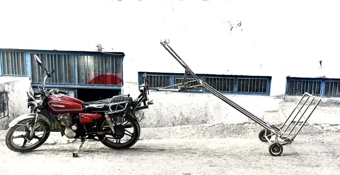 A waste collecting trailor, attached to a motorcycle, in Turkiye