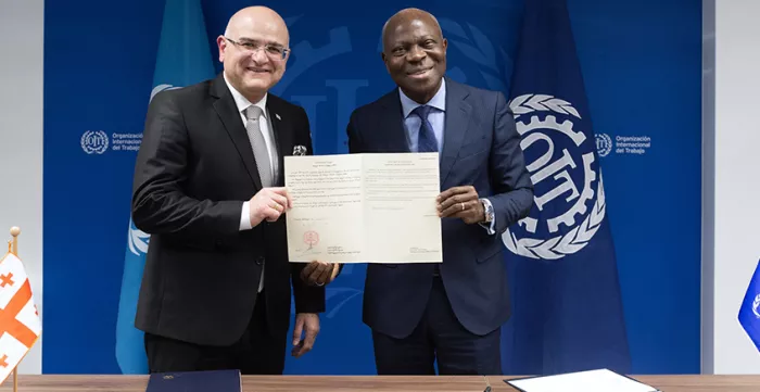 Ratification de la MLC, 14 février 2024: S.E. le Représentant permanent de la Géorgie, l'Ambassadeur Alexander Maisuradze et Gilbert F. Houngbo, DG du BIT